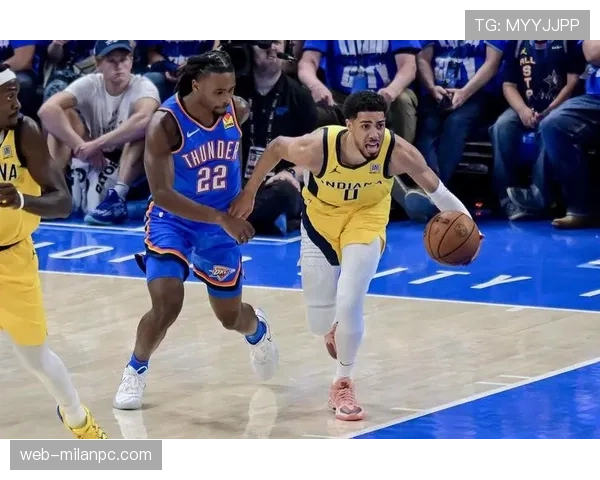 哈利伯顿无球跑动拉开空间，改变步行者进攻结构